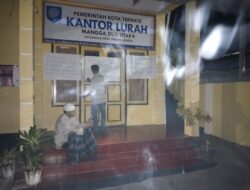 Wali Kota Janji Kembalikan Yosman, Palang Kantor Lurah Mangga Dua Utara Dibuka