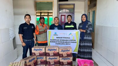 Suasana penyerahan bantuan ke korban kebakaran pasar Buli