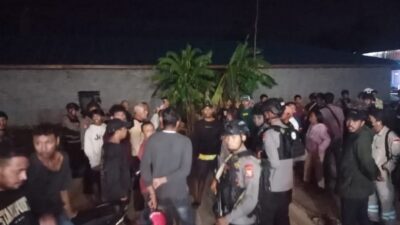 Aparat Kepolisian saat mengamankan TKP bentrok sesama warga Maluku di Halmahera Tengah
