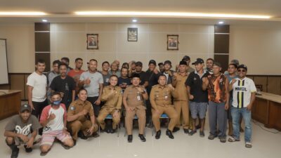 Foto bersama Sekda kota Ternate dengan Satgas sampah