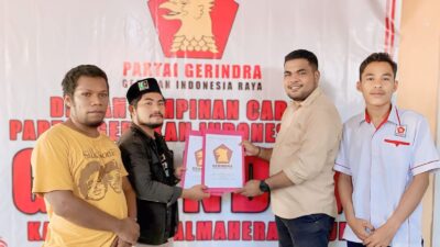 Ketua tim penjaringan DPC Partai Gerindra Haltim menyerahkan formulir ke LO bakal calon Ubaid-Anjas
