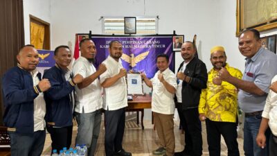Suasana pengembalian formulir bakal bakal calon bupati dan wakil bupati Haltim, Ubaid-Anjas ke DPC Partai Garuda Haltim