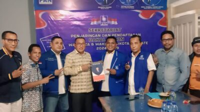 Bakal Calon Wali Kota M. Tauhid Soleman saat mengembalikan formulir di DPD PAN Kota Ternate