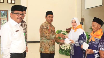 Bupati Ubaid saat menyerahkan uang saku jemaah calon haji asal Halmahera Timur