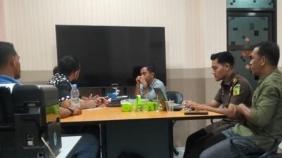 Jaksa saat memeriksa mantan Kepla BPBD Kota Ternate