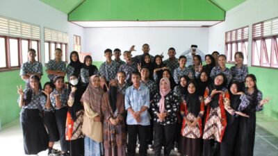 Foto bersama usai pelantikan pengurus PIK-R SMA Negeri Haltim