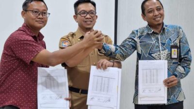 Foto bersama usai penandatanganan rekonsiliasi