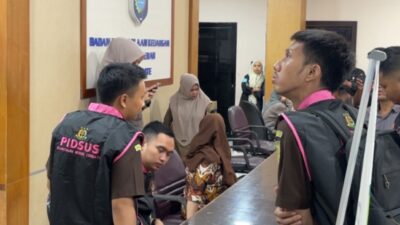 Tim penyidik Kejari Ternate saat menggeledah kantor BPKAD Ternate
