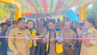 Bupati Halmahera Timur saat meresmikan jembatan sungai Bab