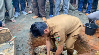 Bupati Ubaid Yakub saat meletakan batu pertama pembangunan masjid