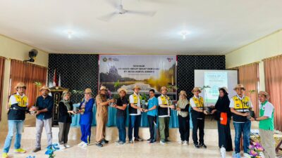 Suasana penyerahan bibit alpukat