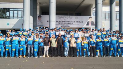 Foto bersama Wali Kota Ternate dengan atlet dan official serta Ketua KONI