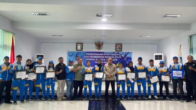 Foto bersama usai penyerahan bonus atlet