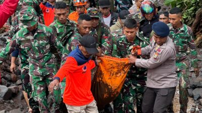 Tim gabungan saat mengevakuasi jenazah korban banjir bandang di Kelurahan Rua