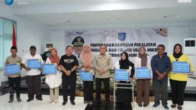 Foto bersama Wali Kota Ternate dengan penerima bantuan