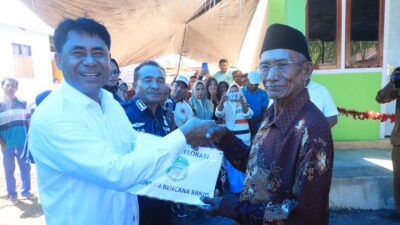 Bupati Haltim saat menyerahkan bantuan rumah