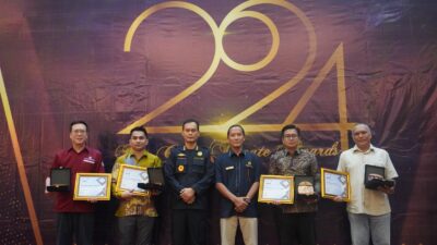 Kepala Kantor Harita Nickel Perwakilan Ternate, Dedi Hermansyah (kedua dari kanan), berfoto bersama usai menerima Bea Cukai Ternate Award 2024