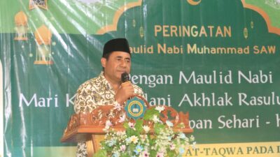 BUpati Haltim, Ubaid Yakub saat memberikan sambutan pada acara Maulid Nabi