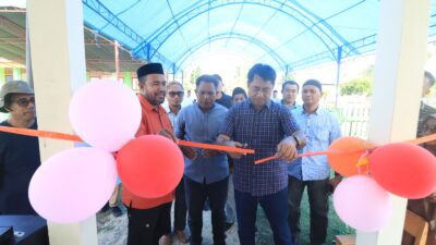 Pemotongan Pita sebagai tanda diresmikan Musallah