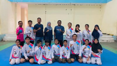 Foto bersama atlet dan Ketua Umum KONI Kota Ternate