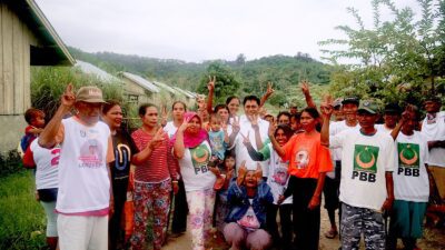 Foto bersama Ubaid-Anjas bersama warga Rumah KAT Desa Maratanajaya