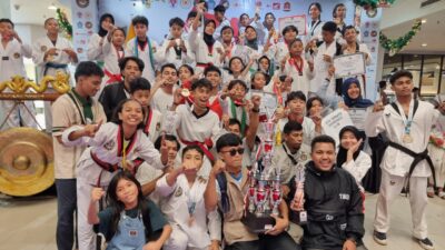 Foto bersama usai meraih juara umum