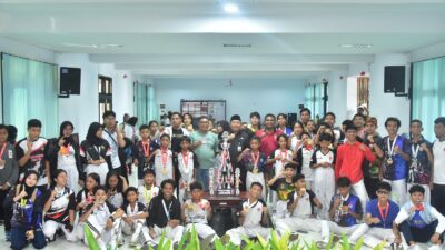 Foto bersama Sekda Kota Ternate dengan atlet Taekwondo usai penjemputan