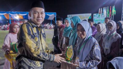 Penyerahan Piala Kepada Peserta Terbaik oleh Sekda Haltim Ir Ricky Ch Richfat ST., MT