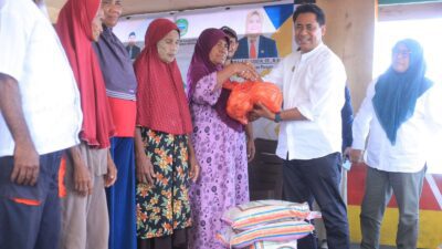 Bupati Ubaid saat menyerahkan bantuan pada warga