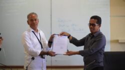 Penyerahan Surat Keputusan (SK) dari Kepala LLDIKTI Wilayah XII, Dr. Jantje E. Lekatompessy, S.E., M.Si., AK., CA kepada Rektor UMMU, Prof. Dr. Saiful Deni, M.Si.