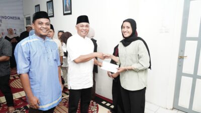 Wakil Wali Kota Ternate saat menyerahkan bonus pada atlet berprestasi