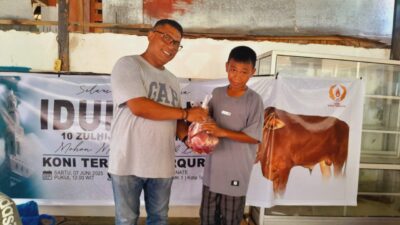 Sekum KONI Kota Ternate saat menyerahkan daging hewan kurban