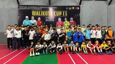 Foto bersama usai pembukaan Kejuaraan Bulutangkis