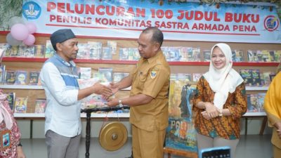 Foto penyerahan buku sastra oleh komunitas ke Pemda Tidore