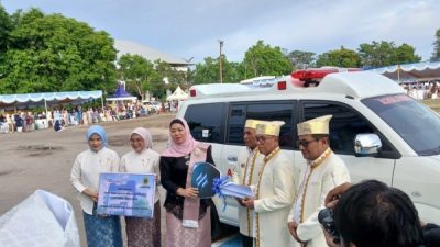 Kepala bank Maluku cabang Weda saat menyerahkan mobil ambulance kepada Pemda Halteng (ft ono)