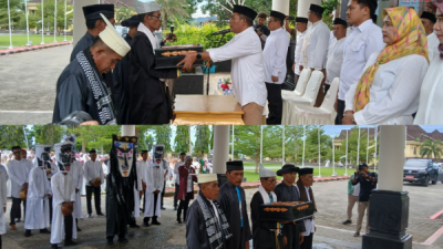 Wakil bupati saat menyerahkan bendera pataka kepada para sangaji (ft ono)