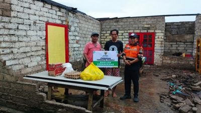 Baznas serahkan bantuan untuk korban musibah puting beliung di Pulau Hiri