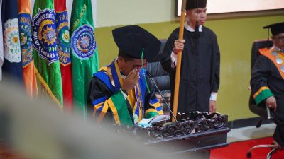 Rektor berurai air mata saat sambutan