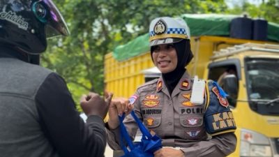 Kasat lantas saat memberikan sembako kepada pengendara