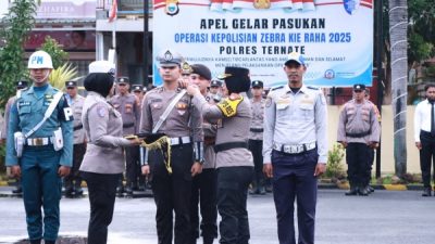 Komandan Apel melaksanakan pengecekan pasukan serta penyematan pita sebagai tanda dimulainya Operasi Zebra Kie Raha 2025