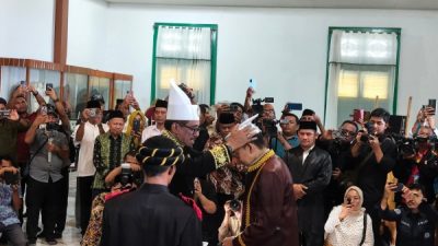 Pemberian gelar Adat oleh Sultan Tidore kepada Menbud RI (Dok. Protokol Kadaton)
