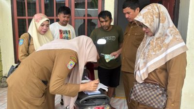 Petugas PB2RD saat menyambangi wajib pajak