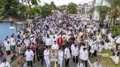 Ribuan orang memadati jalan raya sambut Gelar Pahlawan Nasional di Kota Tidore