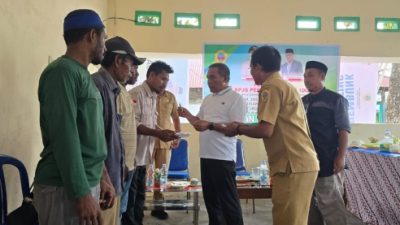 Wabup saat menyerahkan kartu BPJS ketenagakerjaan