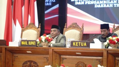 Wakil bupati bersama ketua DPRD saat sidang paripurna