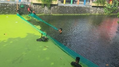 Pembersihan kanal air di kampung makasar timur