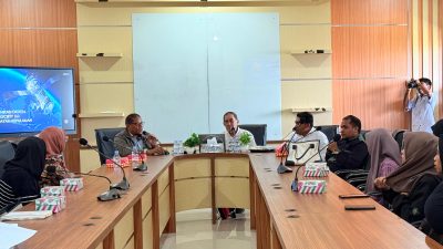 Prof. Hafied Cangara saat memberikan materi