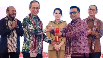 Gubernur Malut, Sherly Tjoanda Laos saat menghadiri peresmian kantor dan pengukuhan kepala OJK Maluku Utara