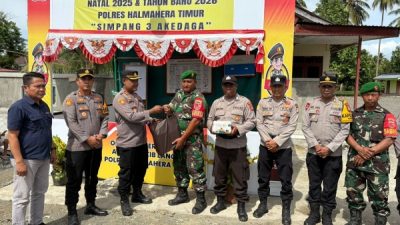 Kapolres Haltim turut memberikan parsel kepada anggota yang berdedikasi di pos pengamanan nataru
