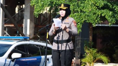 Kapolres Ternate, AKBP Anita Ranta Yulianto saat memimpin apel gelar pasukan operasi lilin kie raha 2025